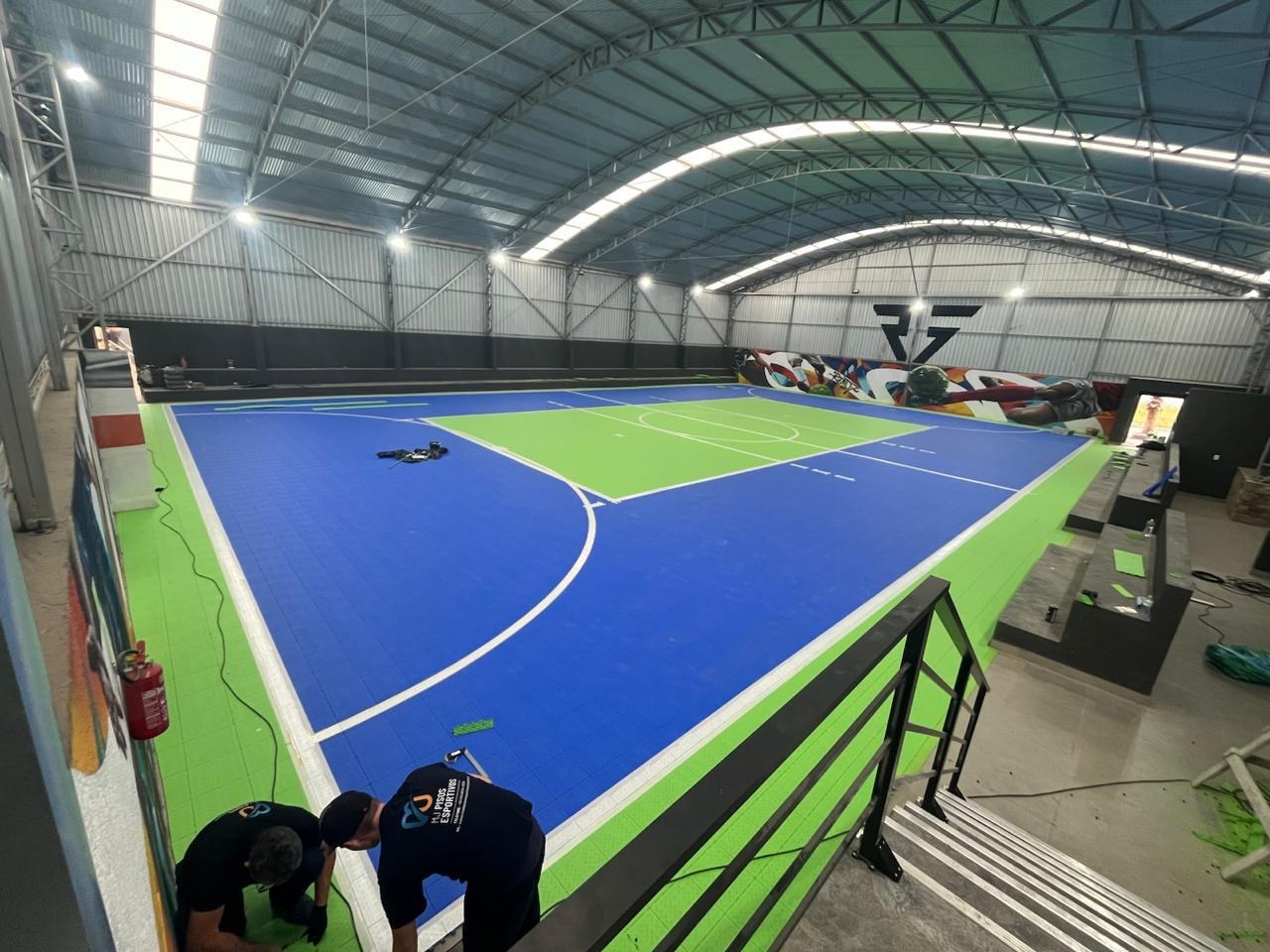 Projeto com piso esportivo azul e verde