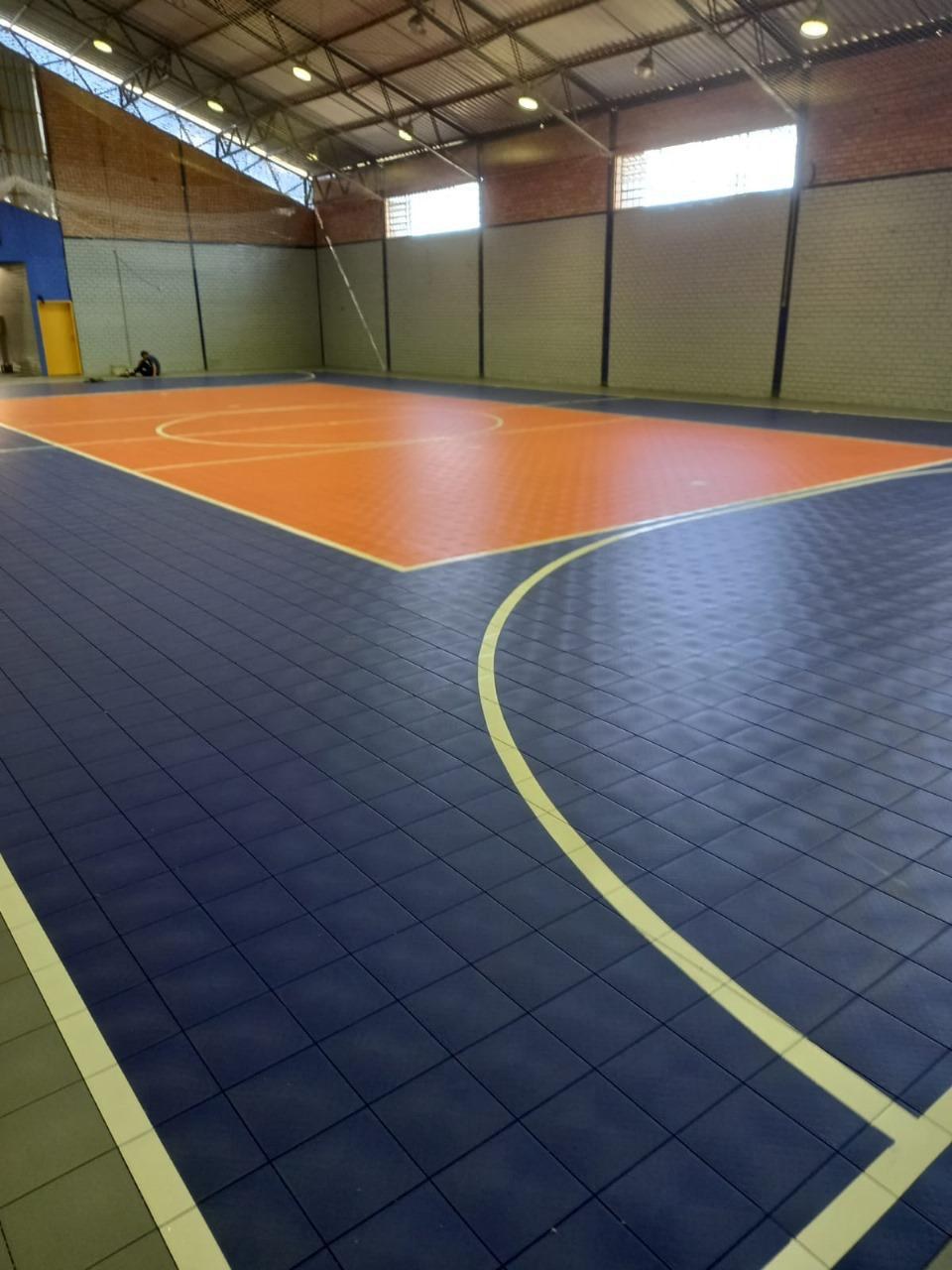 Quadra finalizada com piso azul e laranja